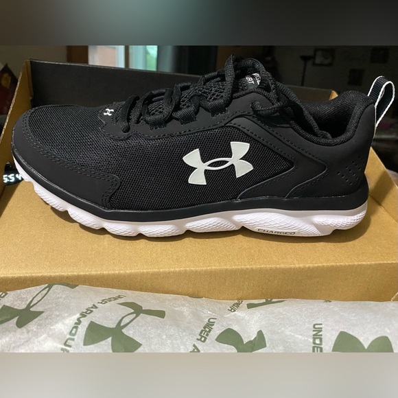 Brand new UA women’s shoes. - Picture 3 of 4